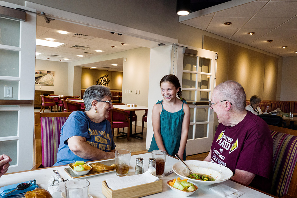 Collington-Residents-Dining-grandchild