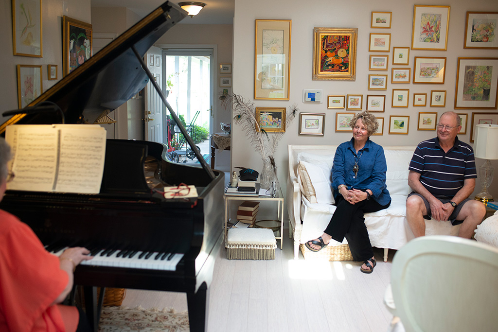 Couple-listening-to-piano