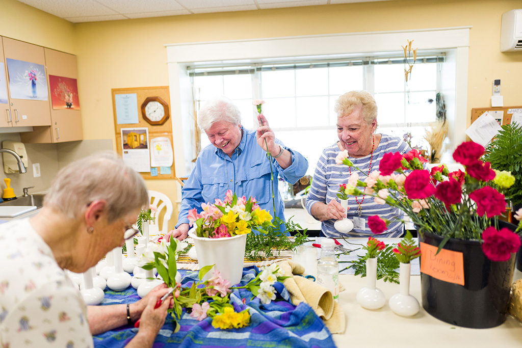 collington-activities-flower-arranging